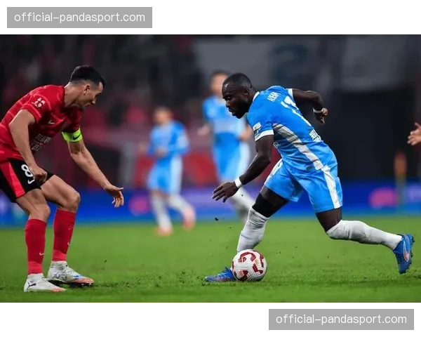 马赛球迷组织因向场内投掷物品干扰对方球员，被处罚主场空场一场